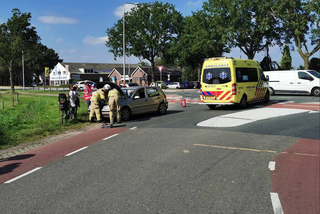 Drie voertuigen botsen op kruising