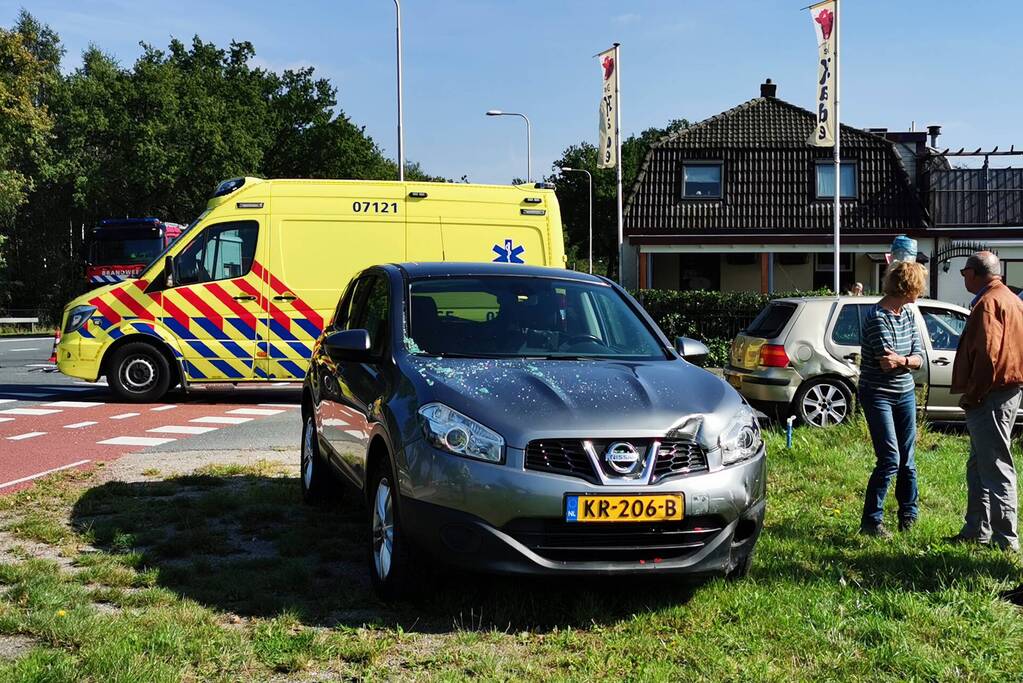 Drie voertuigen botsen op kruising