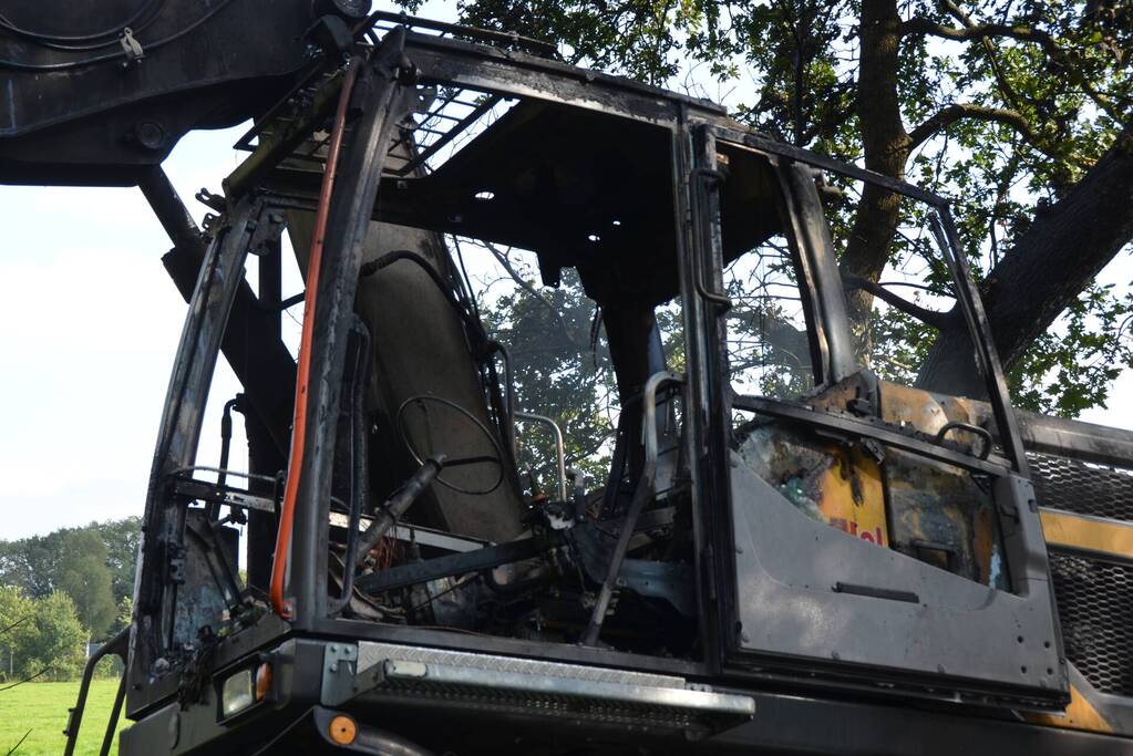 Graafmachine vliegt in brand