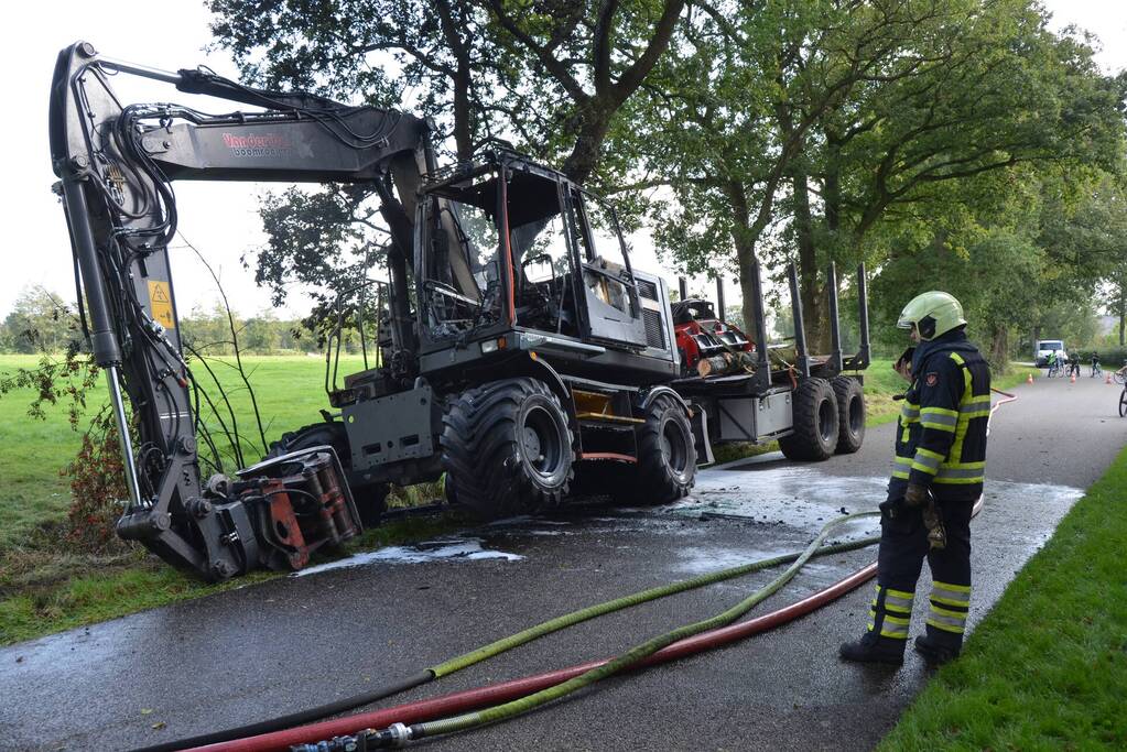Graafmachine vliegt in brand