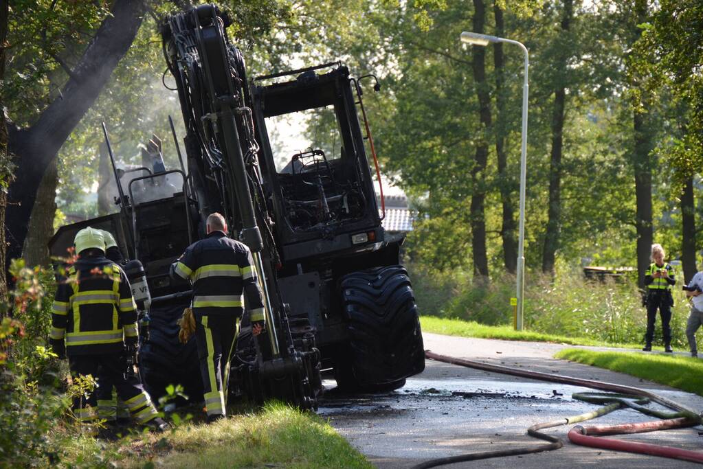 Graafmachine vliegt in brand