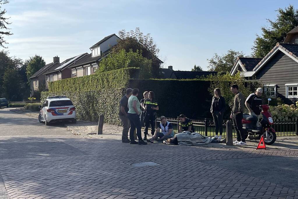 Afslaande automobilist ziet scooterrijder over het hoofd