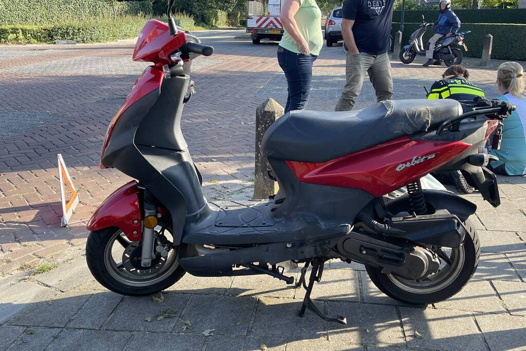 Afslaande automobilist ziet scooterrijder over het hoofd