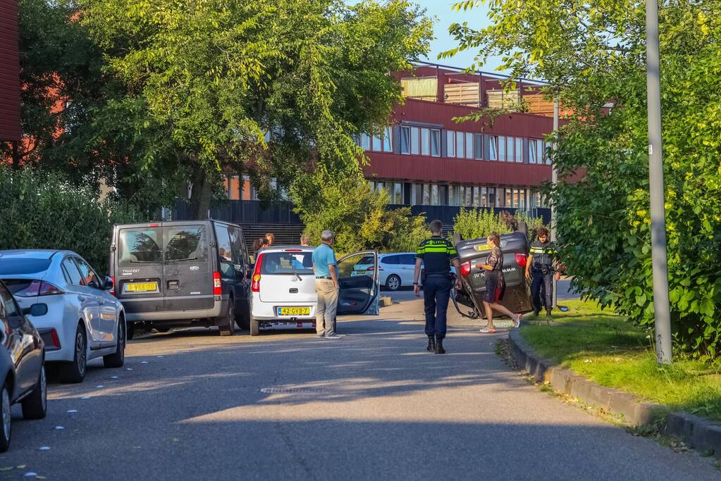 Bezorgauto Mr Sushi slaat over de kop na botsing