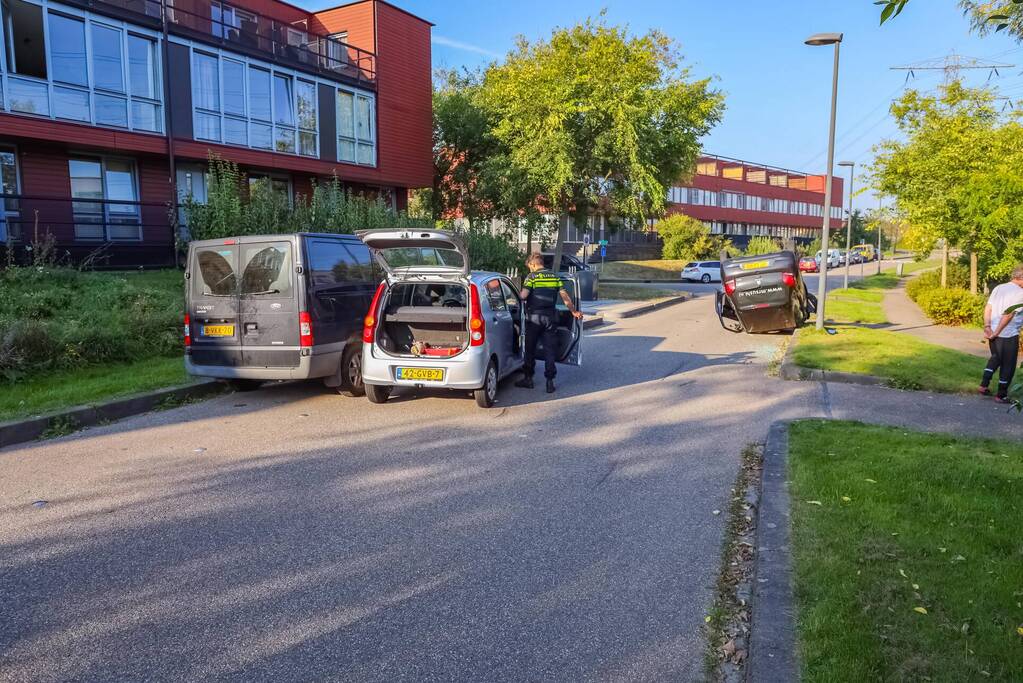 Bezorgauto Mr Sushi slaat over de kop na botsing