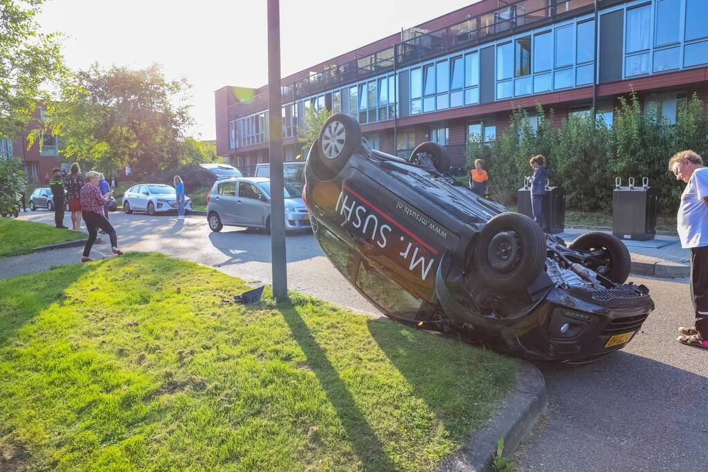 Bezorgauto Mr Sushi slaat over de kop na botsing