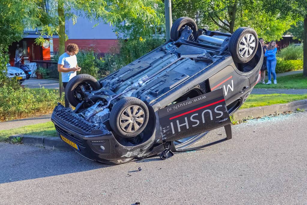 Bezorgauto Mr Sushi slaat over de kop na botsing