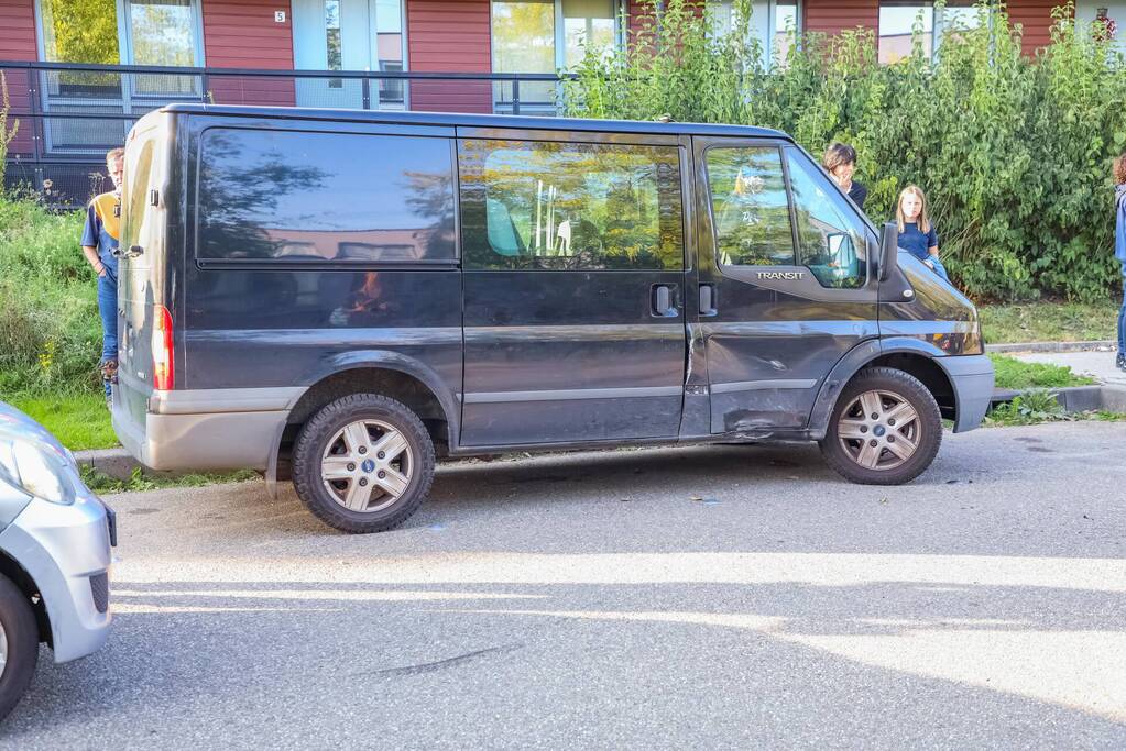 Bezorgauto Mr Sushi slaat over de kop na botsing