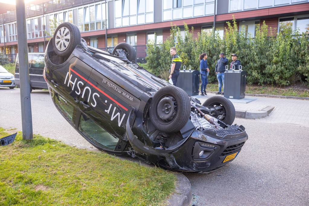 Bezorgauto Mr Sushi slaat over de kop na botsing