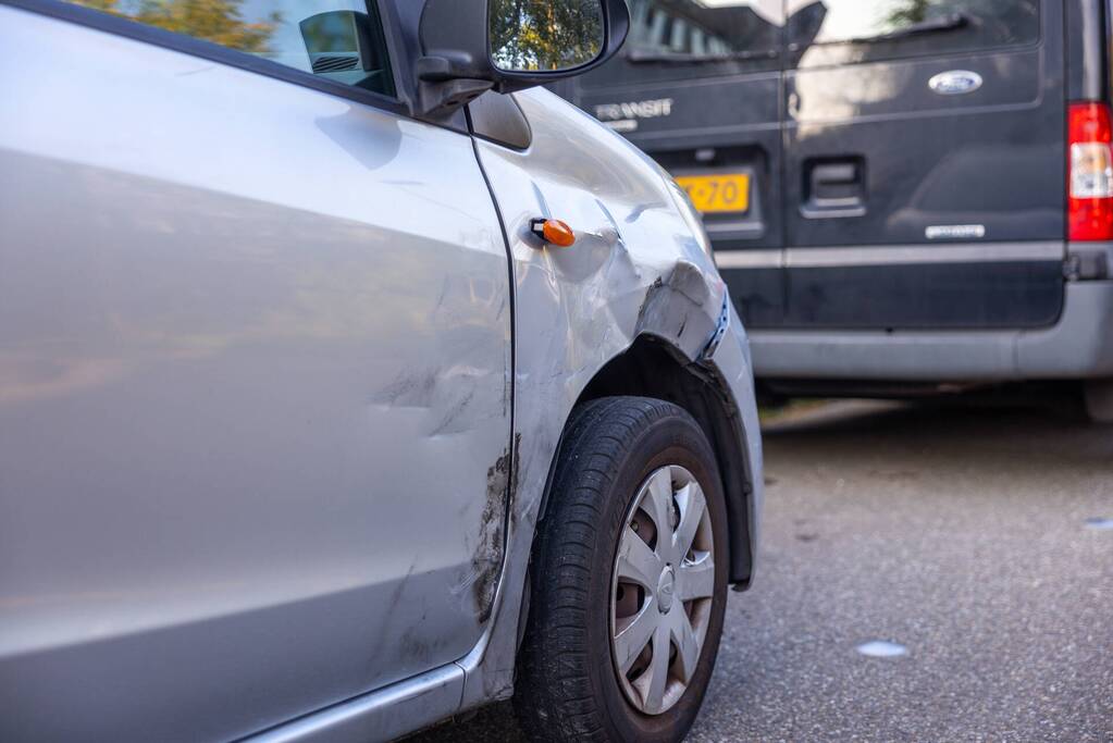Bezorgauto Mr Sushi slaat over de kop na botsing