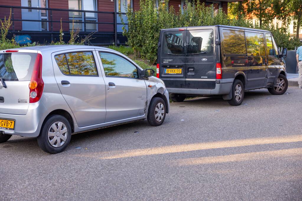 Bezorgauto Mr Sushi slaat over de kop na botsing