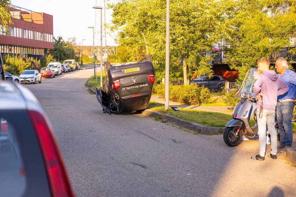 Bezorgauto Mr Sushi slaat over de kop na botsing
