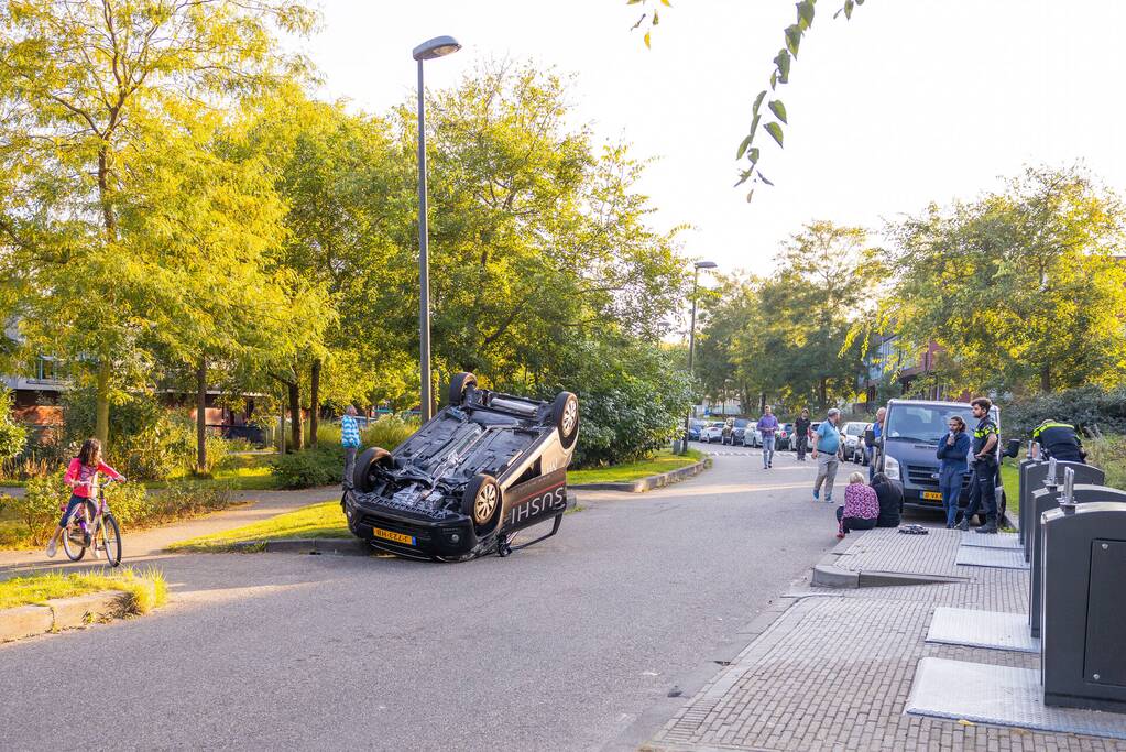 Bezorgauto Mr Sushi slaat over de kop na botsing