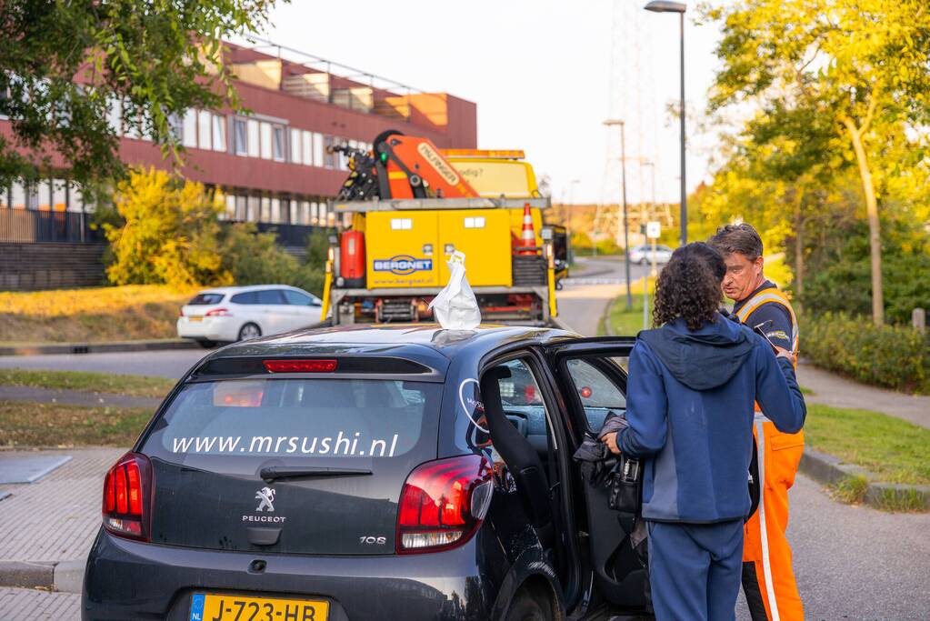 Bezorgauto Mr Sushi slaat over de kop na botsing