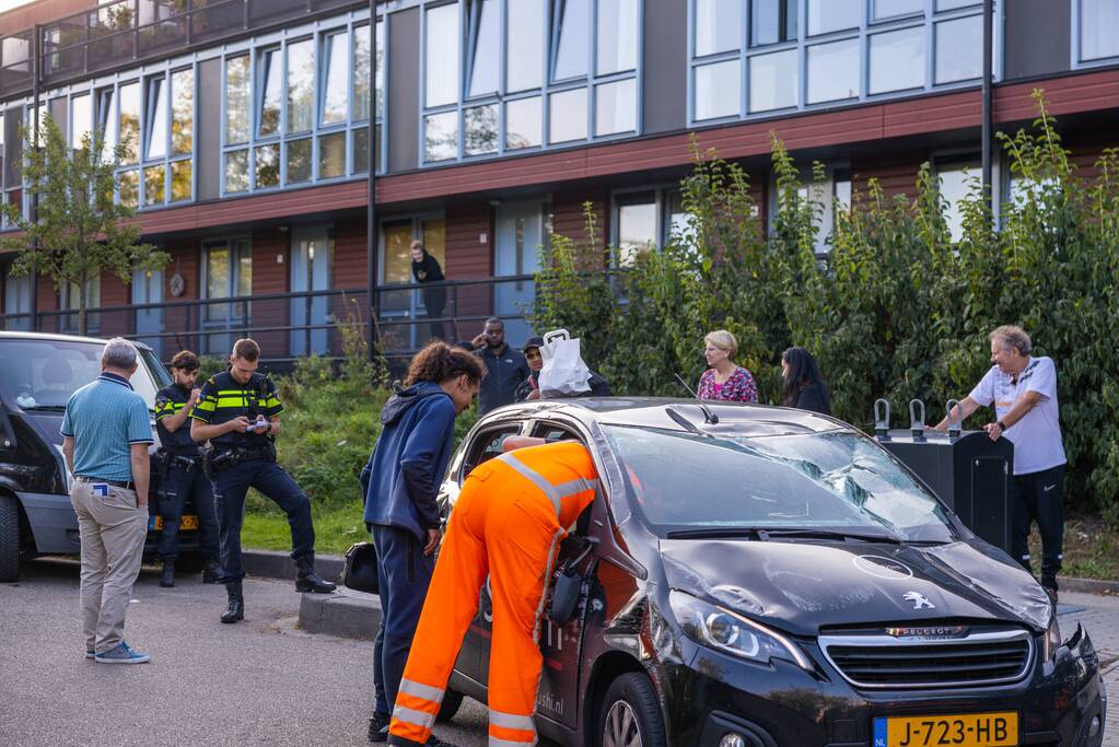 Bezorgauto Mr Sushi slaat over de kop na botsing