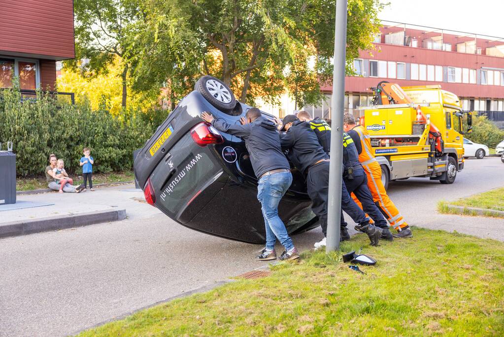 Bezorgauto Mr Sushi slaat over de kop na botsing