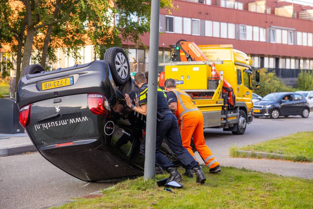 Bezorgauto Mr Sushi slaat over de kop na botsing