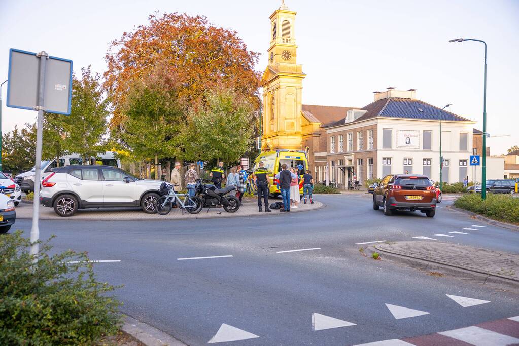 Motorrijder gaat onderuit op rotonde