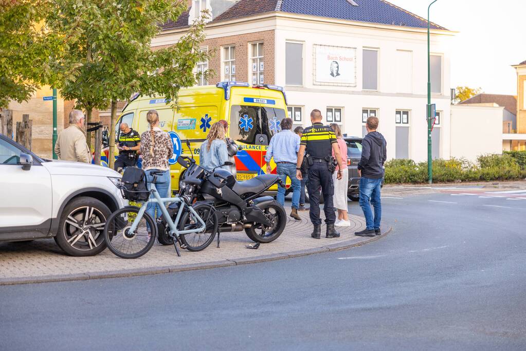 Motorrijder gaat onderuit op rotonde