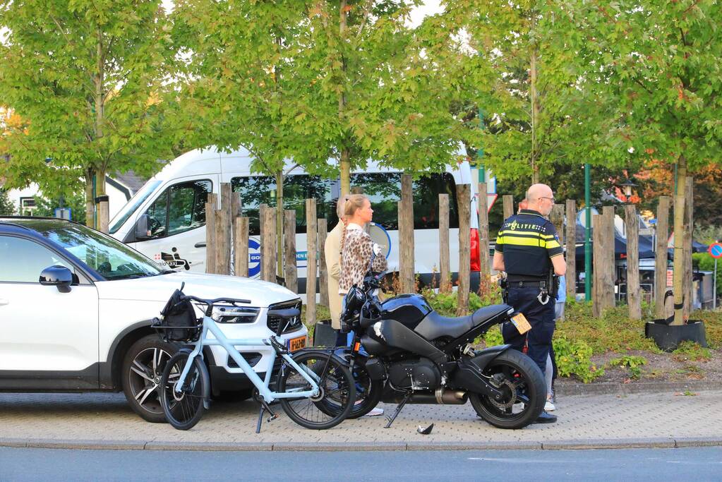 Motorrijder gaat onderuit op rotonde