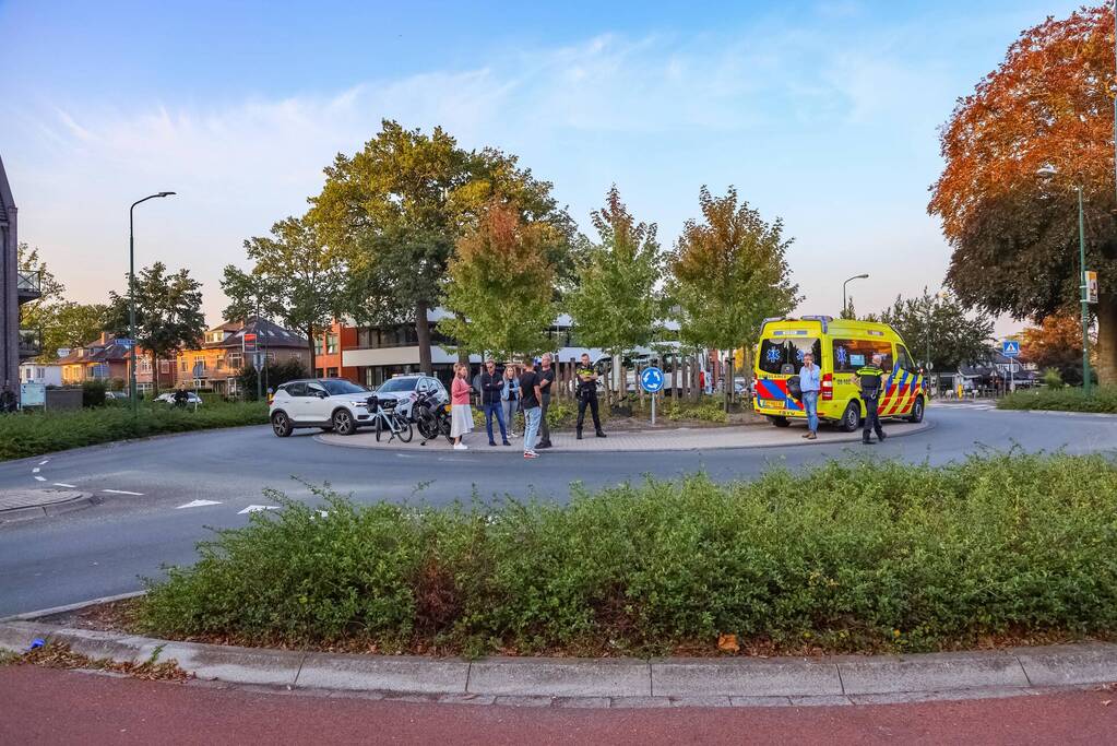 Motorrijder gaat onderuit op rotonde
