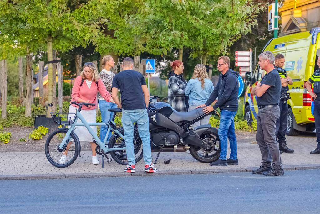 Motorrijder gaat onderuit op rotonde