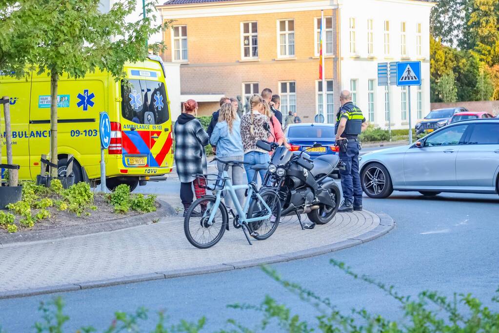 Motorrijder gaat onderuit op rotonde