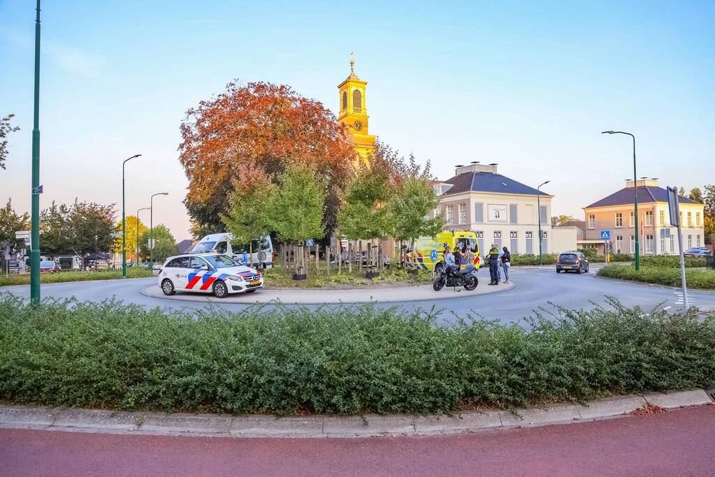Motorrijder gaat onderuit op rotonde