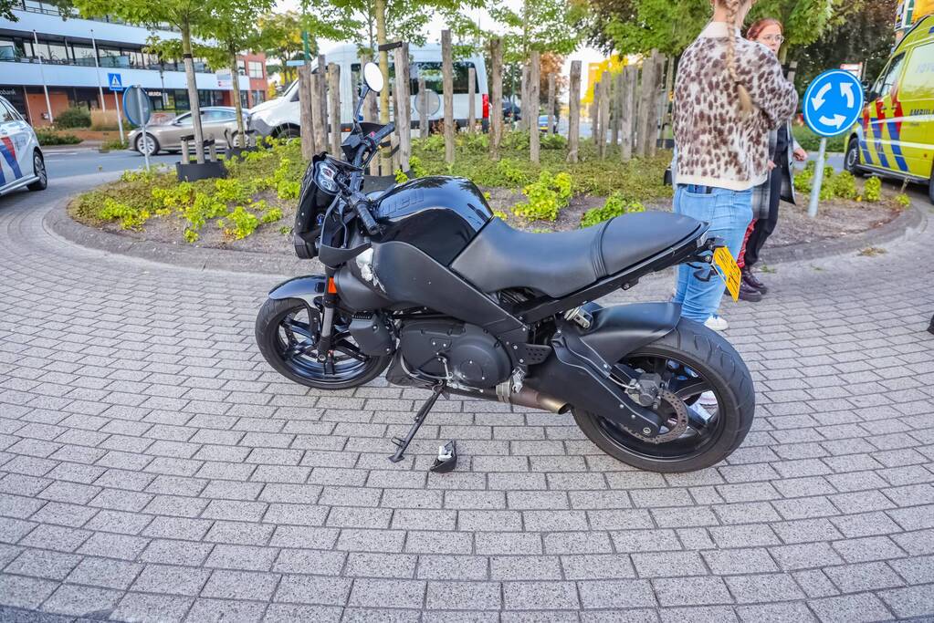 Motorrijder gaat onderuit op rotonde