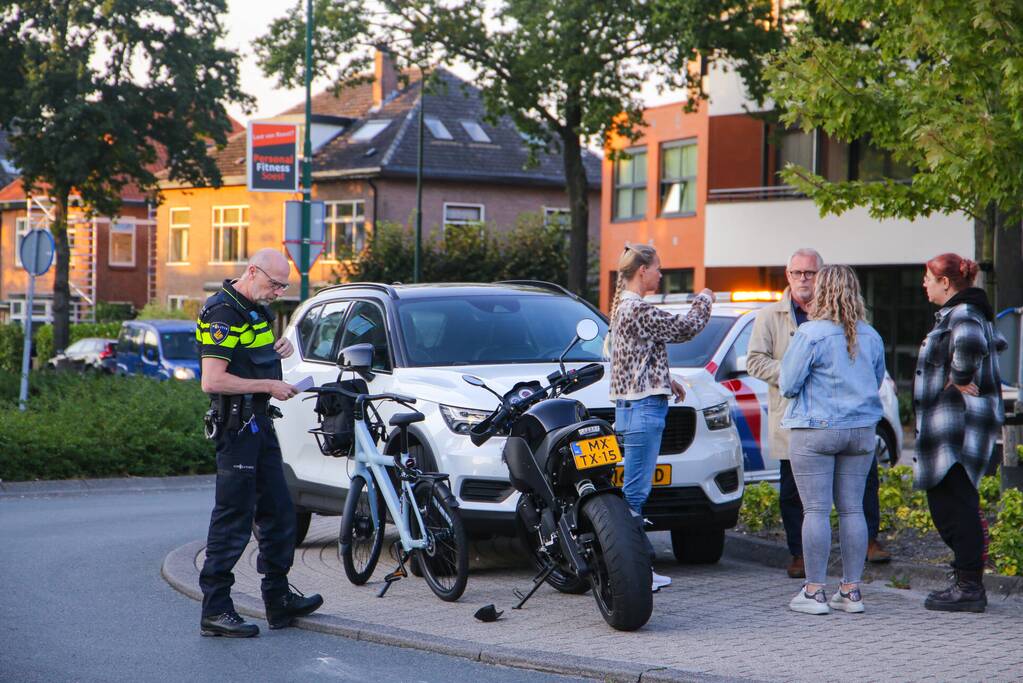 Motorrijder gaat onderuit op rotonde