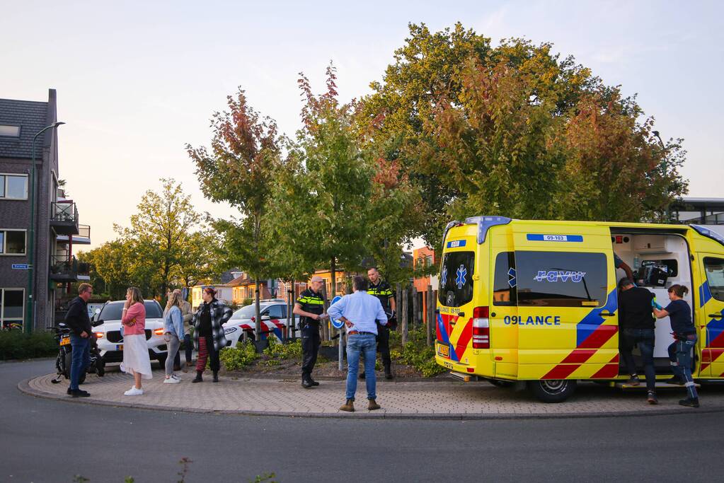 Motorrijder gaat onderuit op rotonde
