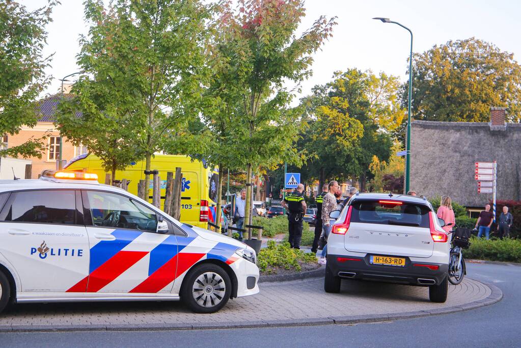 Motorrijder gaat onderuit op rotonde