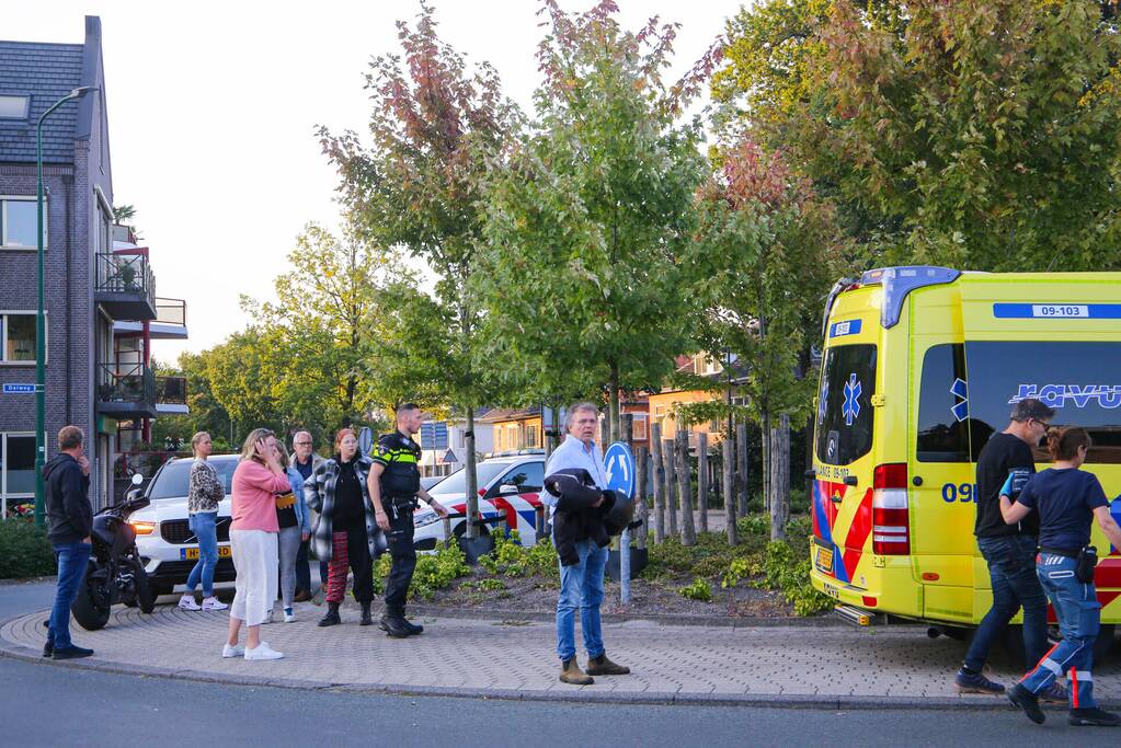 Motorrijder gaat onderuit op rotonde