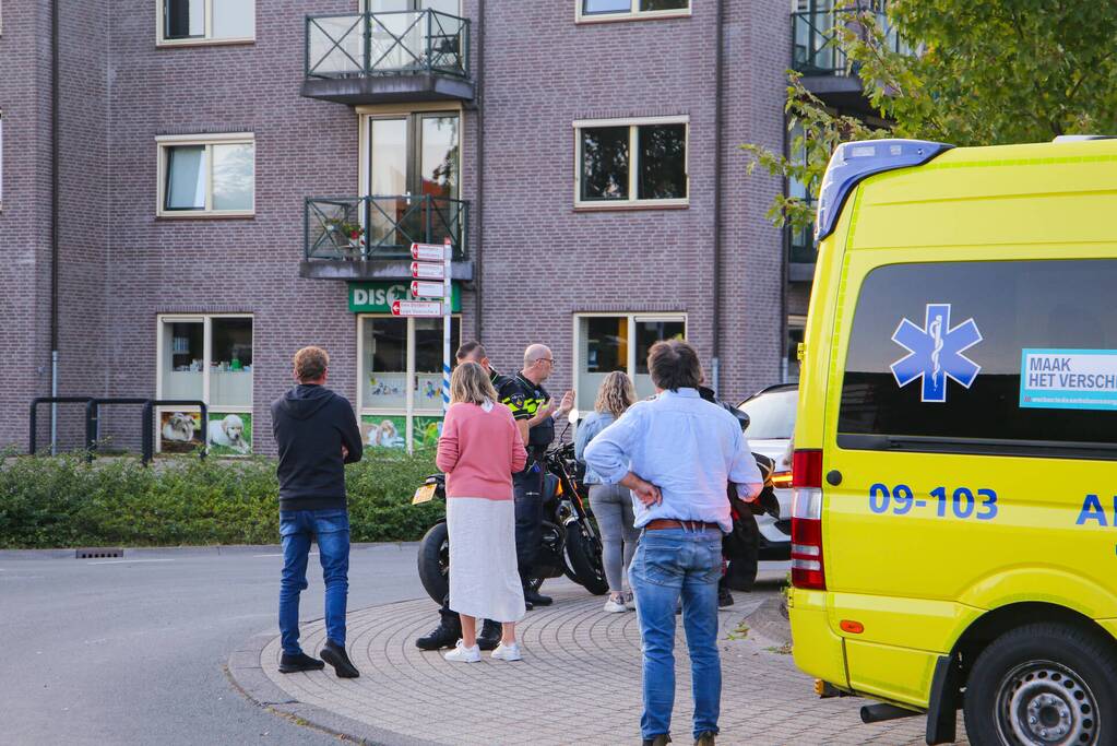 Motorrijder gaat onderuit op rotonde