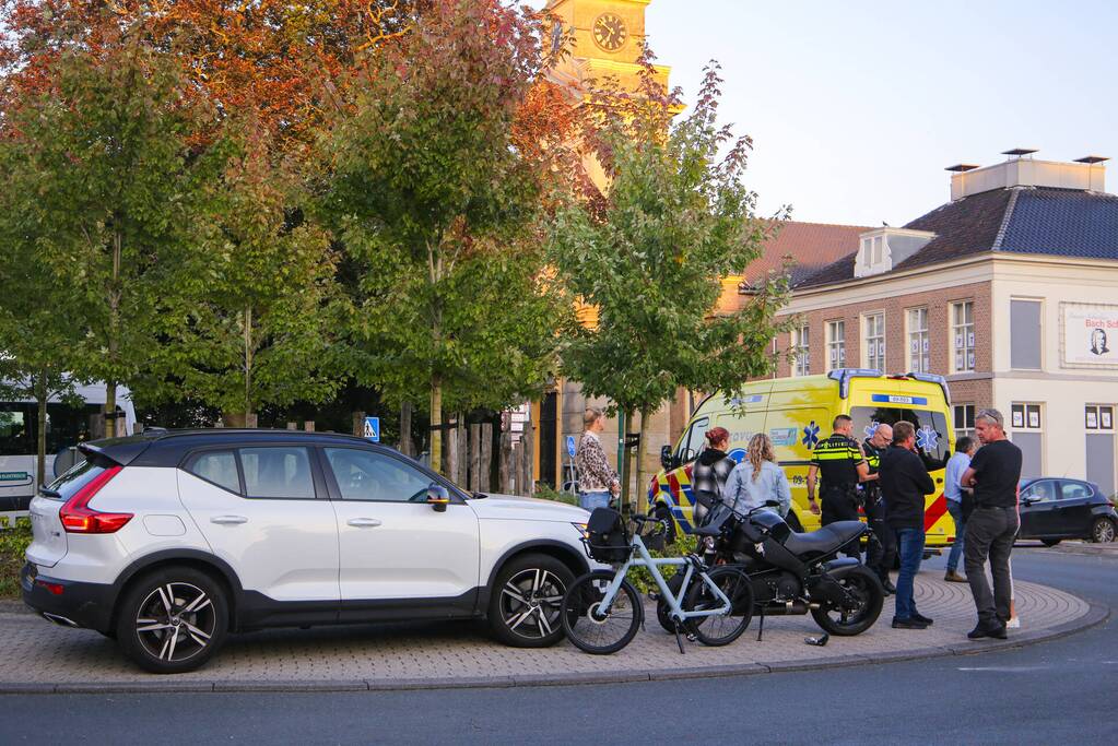 Motorrijder gaat onderuit op rotonde