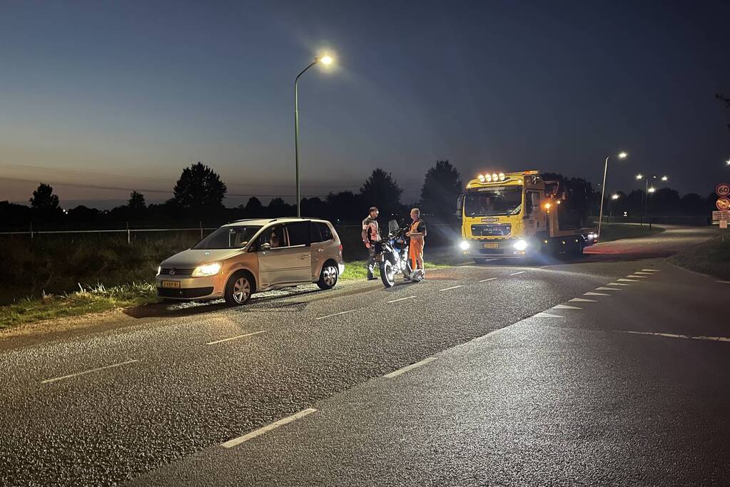 Schade bij ongeval tussen personenauto en motor