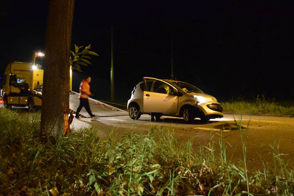 Personenauto belandt tegen boom