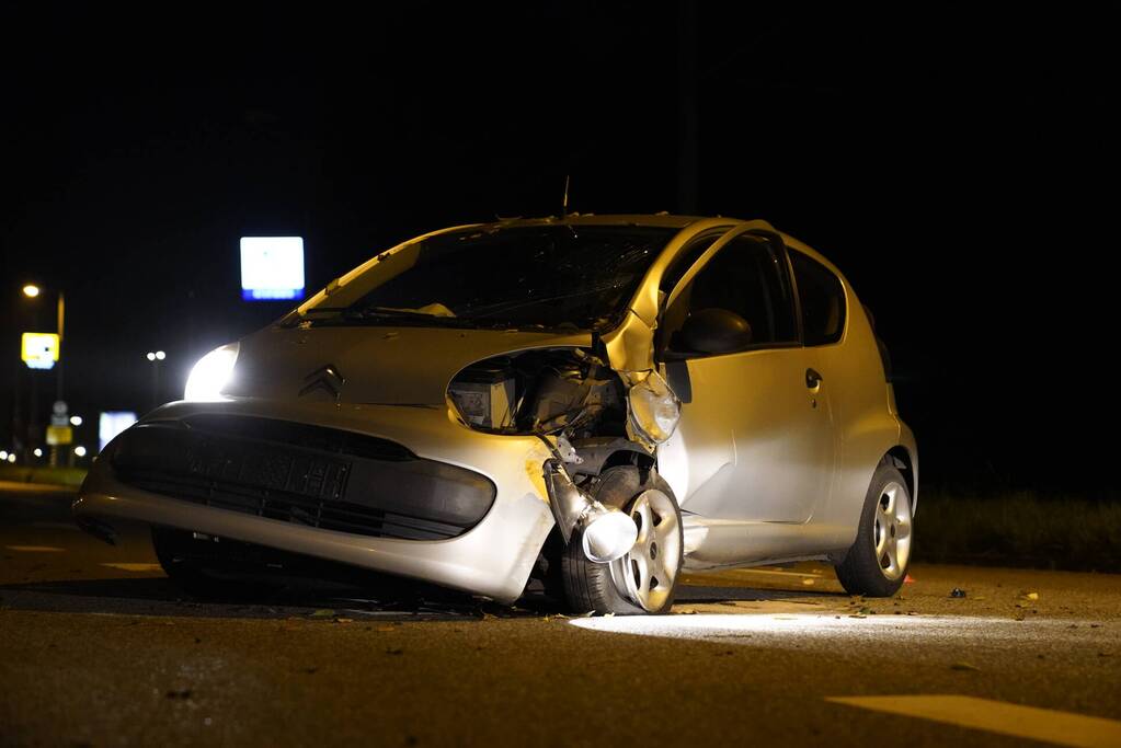 Personenauto belandt tegen boom