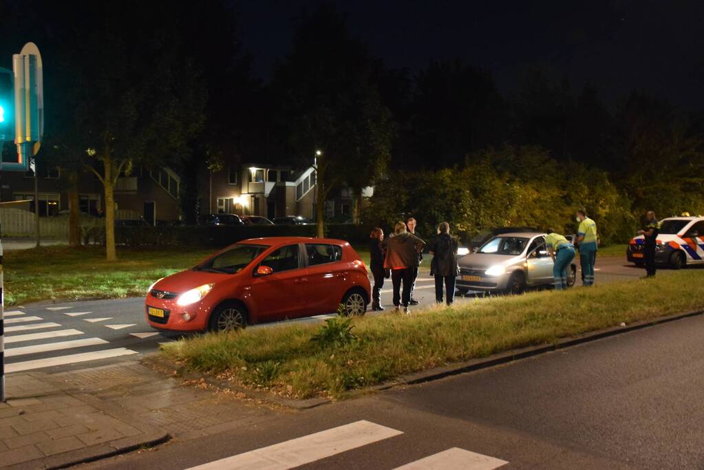 Twee personenauto's botsen op elkaar voor verkeerslicht