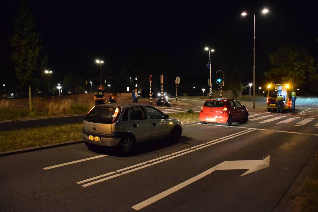 Twee personenauto's botsen op elkaar voor verkeerslicht