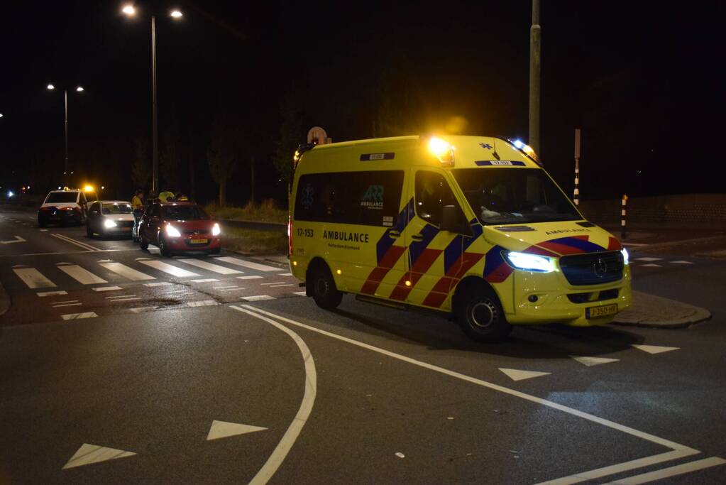 Twee personenauto's botsen op elkaar voor verkeerslicht
