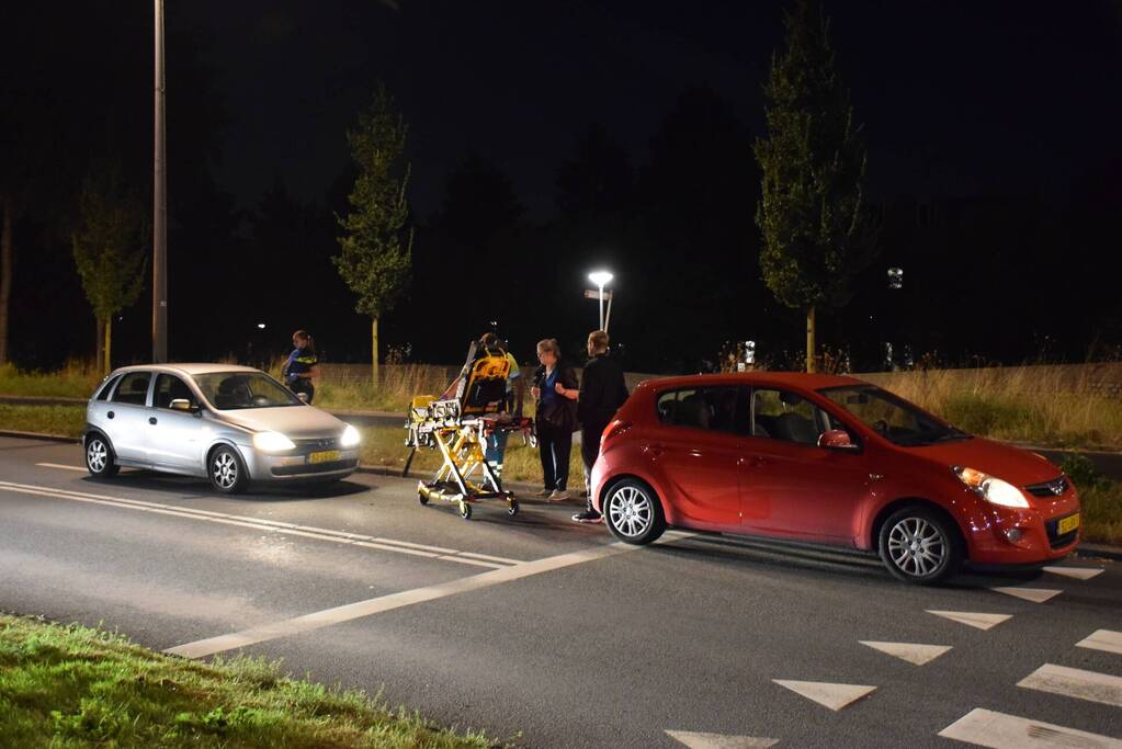 Twee personenauto's botsen op elkaar voor verkeerslicht