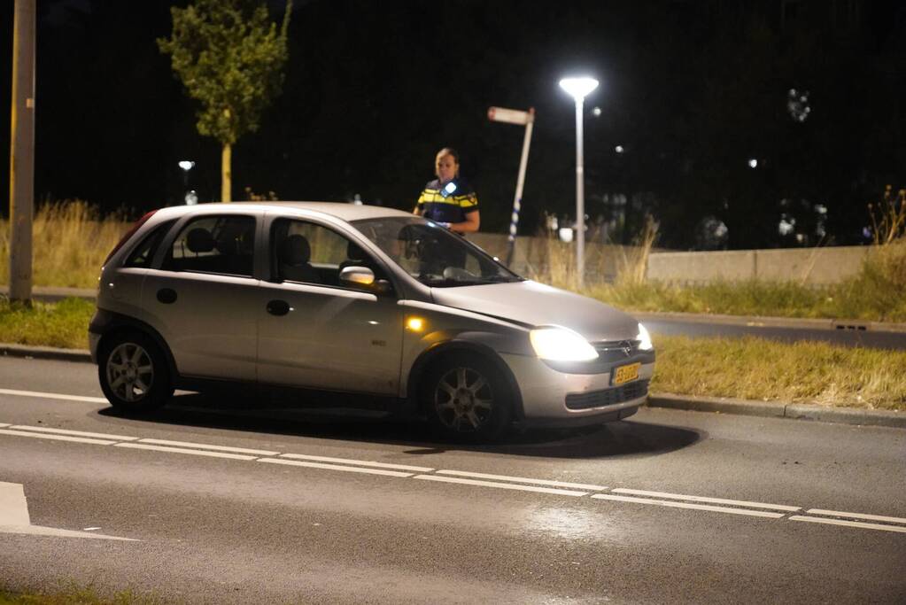 Twee personenauto's botsen op elkaar voor verkeerslicht