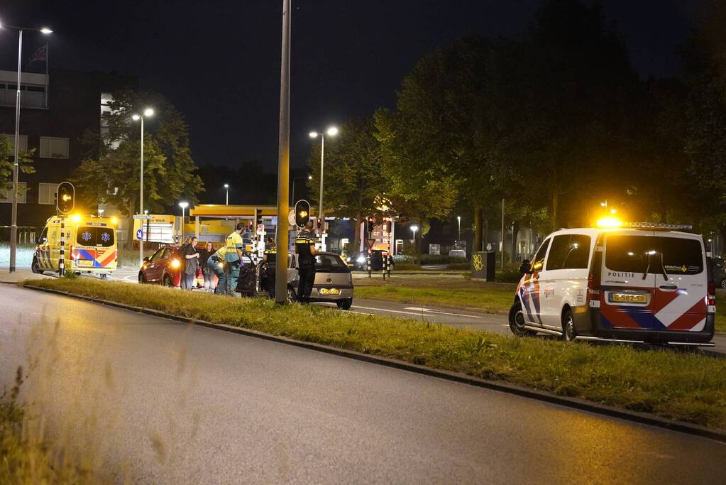 Twee personenauto's botsen op elkaar voor verkeerslicht