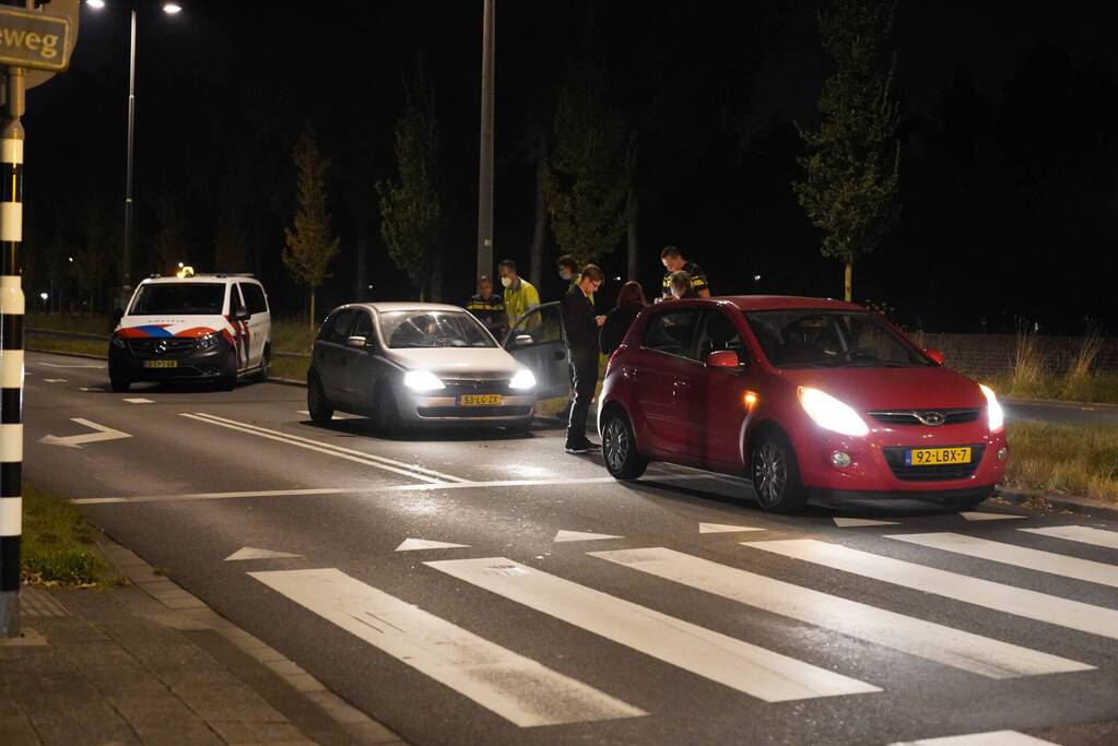 Twee personenauto's botsen op elkaar voor verkeerslicht
