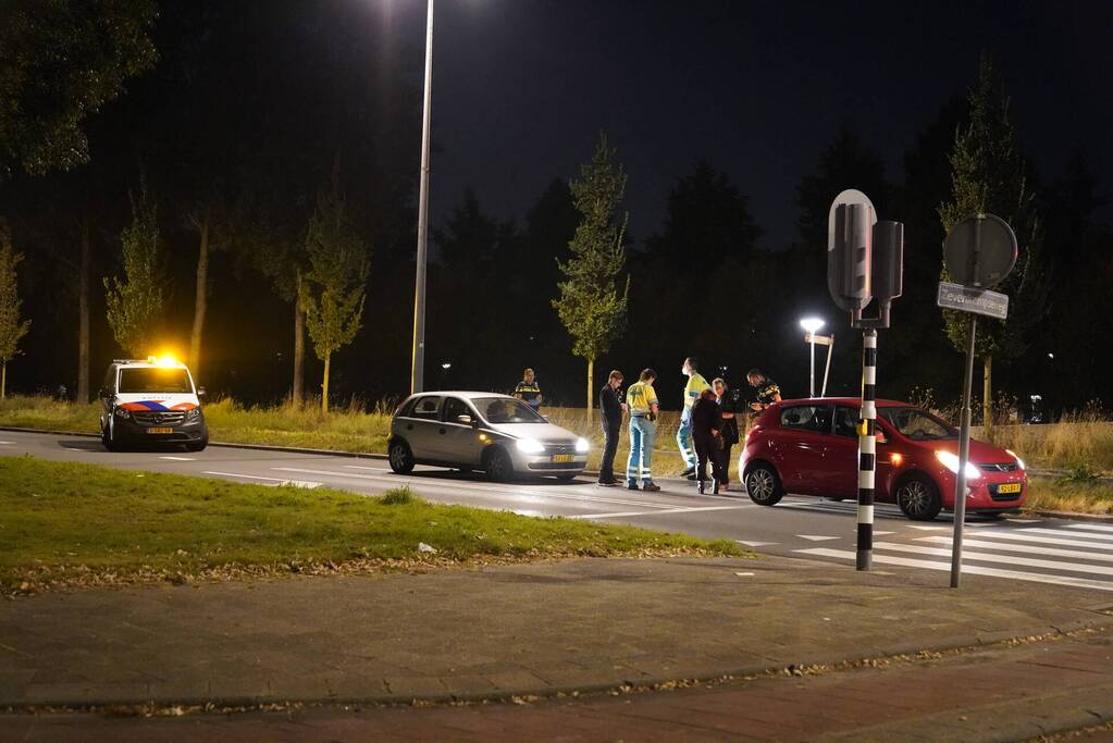 Twee personenauto's botsen op elkaar voor verkeerslicht
