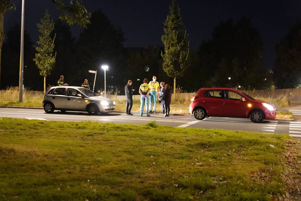 Twee personenauto's botsen op elkaar voor verkeerslicht