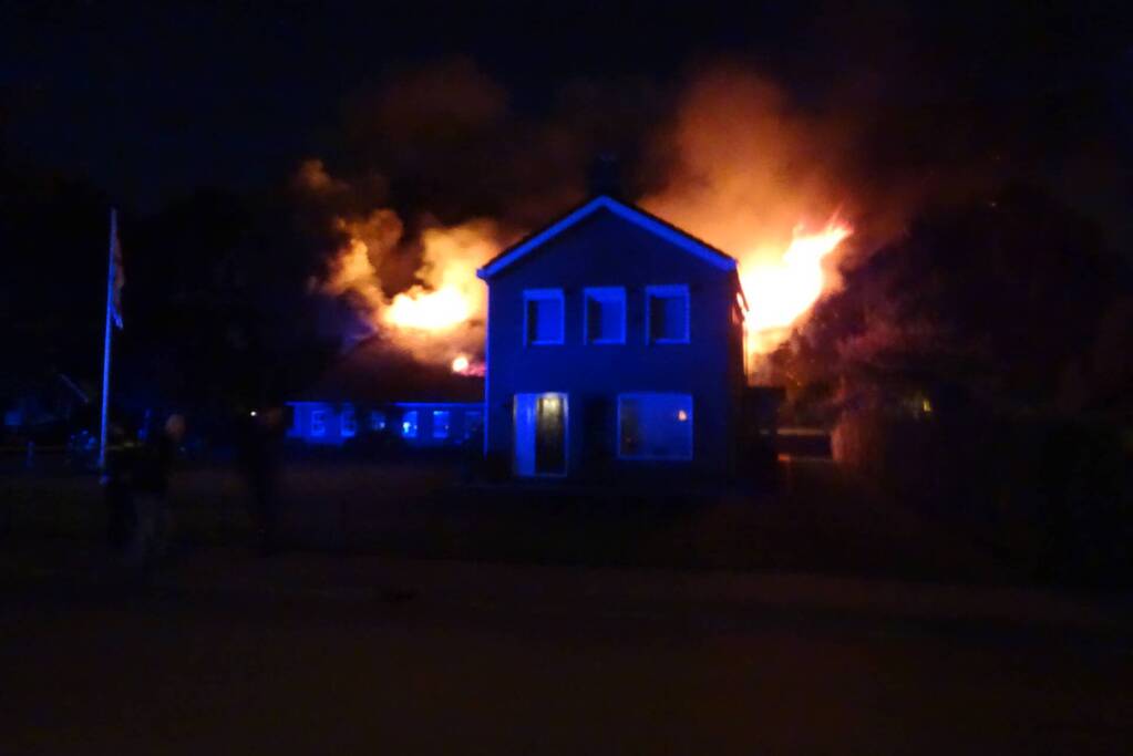 Forse uitslaande brand verwoest schuur