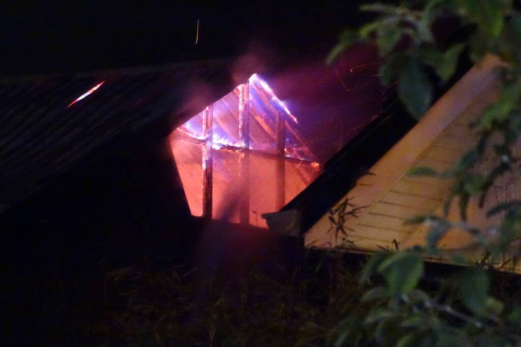 Forse uitslaande brand verwoest schuur