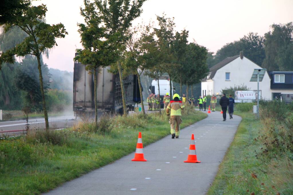 Oplegger volledig uitgebrand